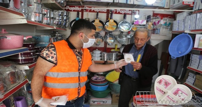 Cizre Belediyesi vatandaşlara maske dağıtmaya devam ediyor