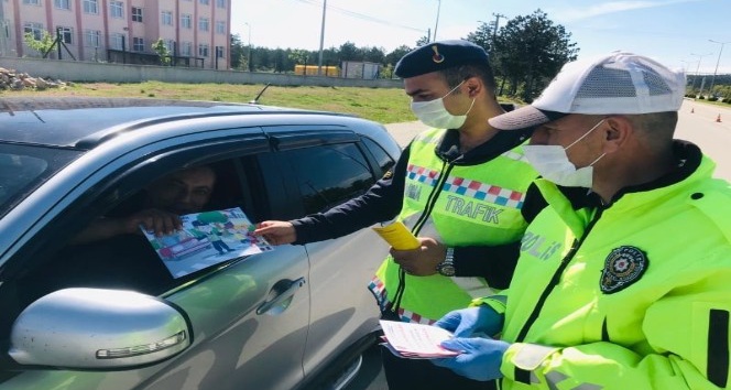 Yenice’de polis ve jandarmadan çocuklara hediye