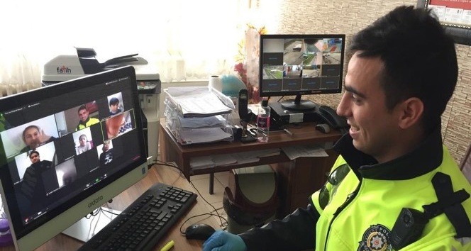 Bakan Ziya Selçuk’tan öğrencilere sözünü unutmayan trafik polisine tebrik