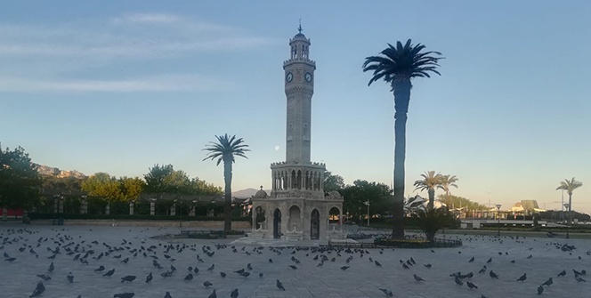 İzmir'de cadde ve meydanlar boş kaldı