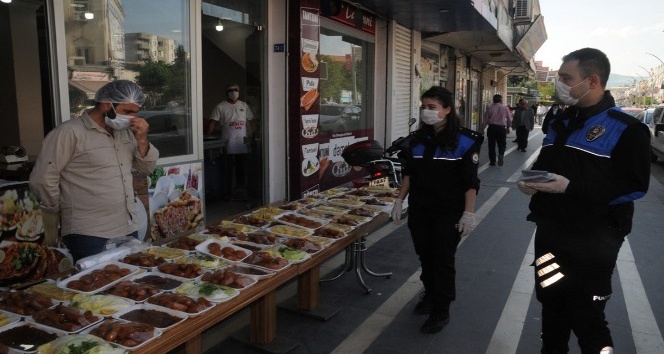 Cizre polisi korona virüs ile mücadele kapsamında esnafa broşür dağıttı