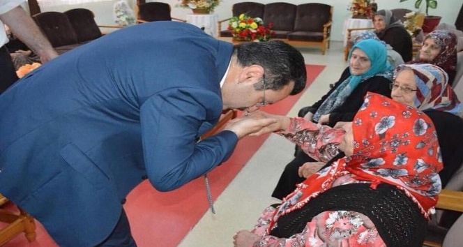 Başkan Genç, “Anneler Günü” dolasıyla 96 şehit annesi ile 100 yaşını aşan 31 yaşlıya çeşitli hediyeler gönderdi
