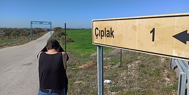 Bu köyün tabelasını gören soyunup fotoğraf çektiriyor