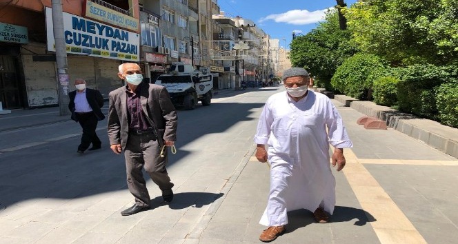 Mardin’de 65 yaş üstü yaşlılar sokağa çıktı, Cumhurbaşkanı Erdoğan’a teşekkür etti