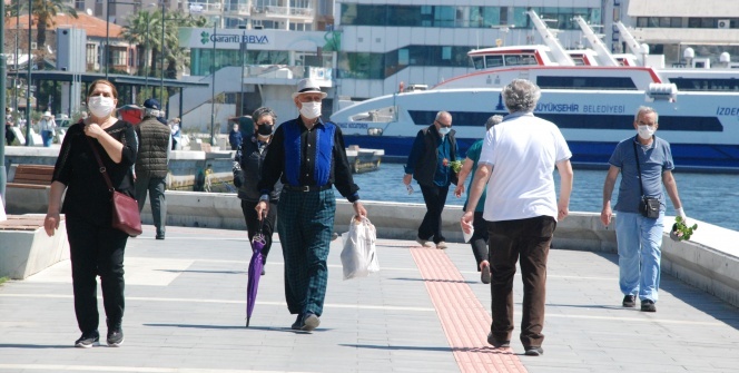 65 yaş üstü vatandaşlar güzel havanın tadını çıkardılar