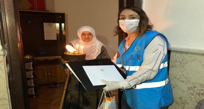 Kızıltepe Vefa Sosyal Destek Grubundan 100 yaş ve üstü kadınlara Anneler Günü sürprizi