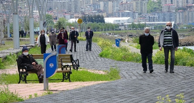 Trabzon’da 65 yaş ve üstü yaşlılar yürüyüşün yasak olduğu sahile akın etti