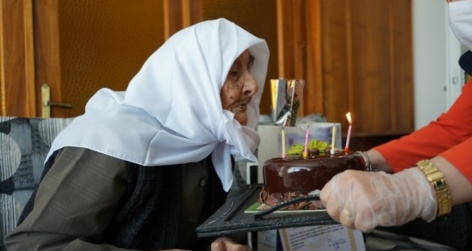 100 yaşına giren Dudu nineye Anneler Günü’nde doğum günü sürprizi