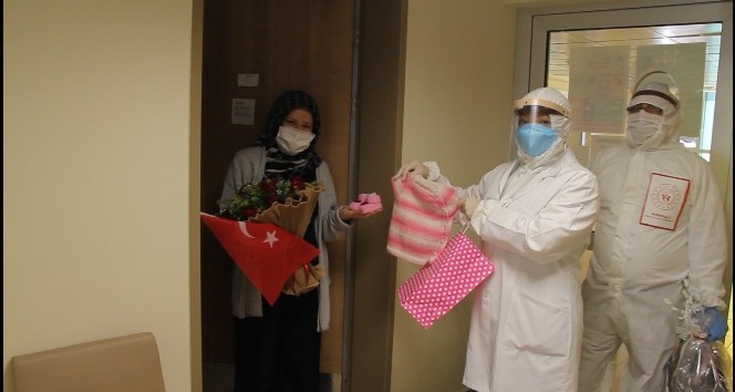 Karantinadaki anne adayına ‘Anneler Günü’ kutlaması