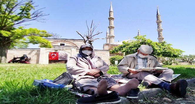 Selimiye Camii Meydanında dua ettiler, özgürlüğün tadını çıkardılar