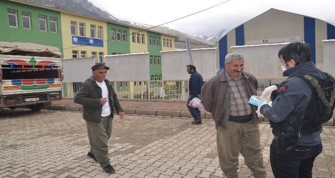 Beytüşşebap’ta polisler yaşlılara maske ve eldiven dağıttı