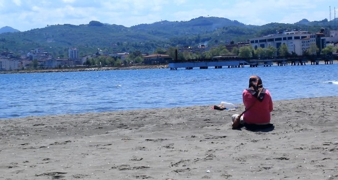 Ünye’de sokağa çıkan 65 yaş üstü vatandaşlar bayram havası yaşadı