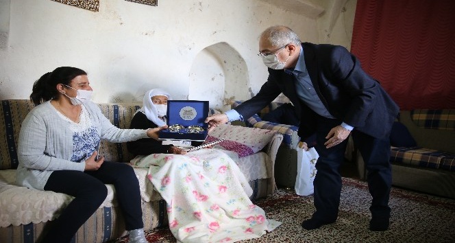 Vali Yaman’dan ’asırlık çınarlara’ Anneler Günü ziyareti
