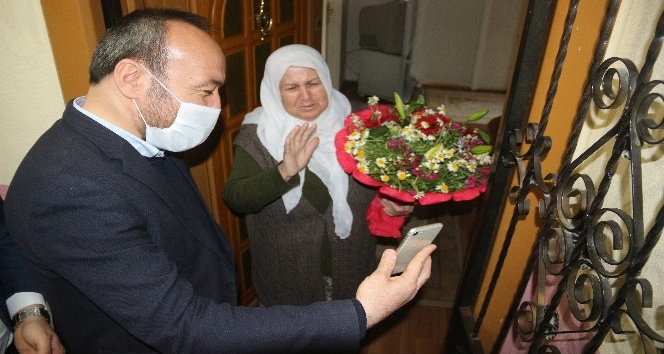 Hayatında ilk kez çiçek alan anne gözyaşlarını tutamadı