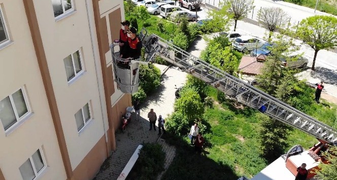 Minik Göktuğ’un doğum günü pastası itfaiye merdiveniyle ulaştırıldı