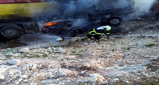 Kamyon devrildi:  1 ölü