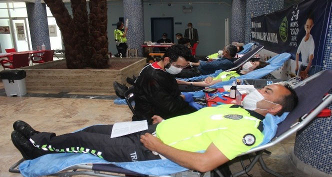 Emniyetten kan stokları azalan Kızılay’a kan bağışı