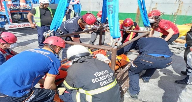 Çanakkale’de gemi ambarına düşen gemi adamı yaralandı