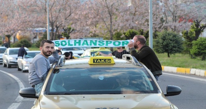 Solhanspor Efeler Ligine yükseldi, kutlama korona virüs tedbirlerine göre yapıldı