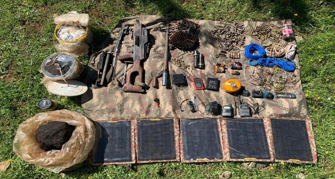 Batman kırsalında PKK’lı teröristlere ait silah, mühimmat ve yaşam malzemesi ele geçirildi