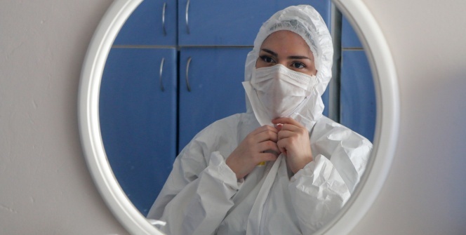 Covid-19 ile mücadelede ön cephede yer alan hemşirelerin bir günü böyle görüntülendi