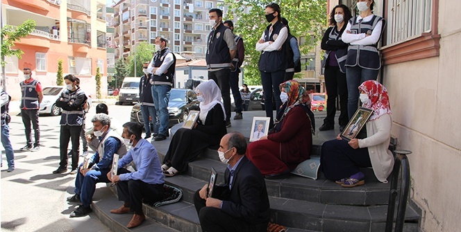 Evlat nöbetindeki aileler, HDP'li vekillerin parti binasına makam aracıyla gelmelerine tepki gösterdi