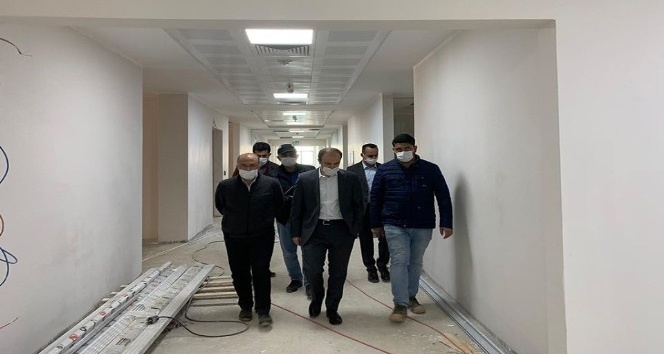 Vali Cüneyt Epcim hastane inşaatında incelemelerde bulundu