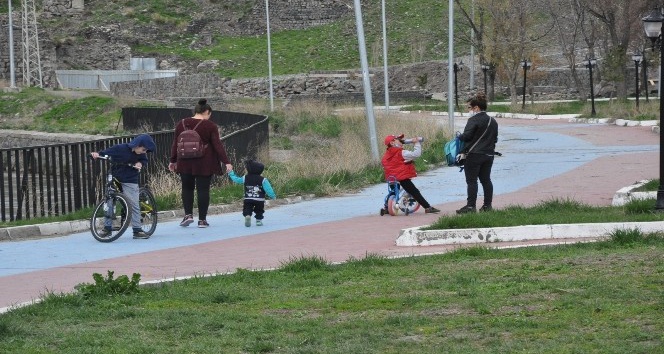 Kars’ta çocuklar parklara akın etti