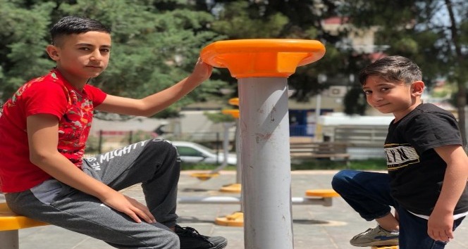 Kısıtlama kalktı, Kızıltepe’de çocuklar parkların yolunu tuttu