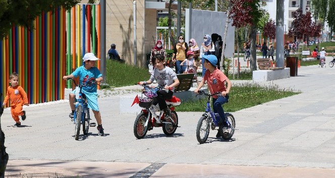 Aksaray’da sokağa çıkan çocuklar doyasıya eğlendi