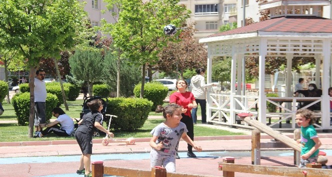 Konya’da parklar çocuklarla doldu