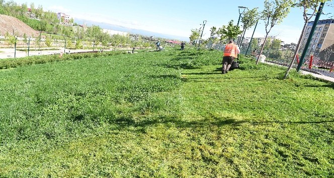 Parklarda bakım onarım çalışması