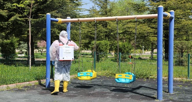 Niğde’de çocuk parklarda, belediye de dezenfekte görevinde