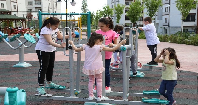 Suluova’da parklar çocuklar gibi şendi bugün