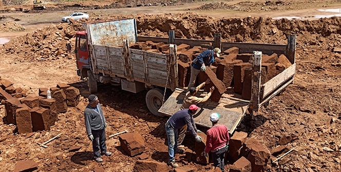 Ramazan ayında ekmeklerini taştan çıkarıyorlar