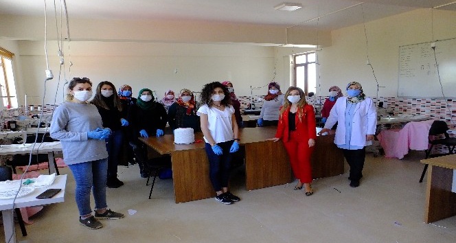 Aksaray’da gönüllü kursiyer ve kadınlar maske üretimi yapıyor