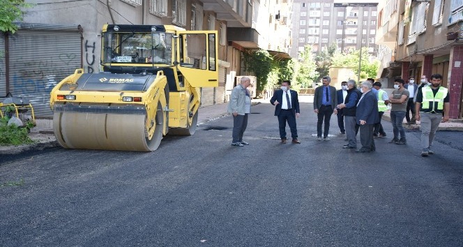 Bağlar Belediyesi mahallenin 20 yıllık asfalt sorununu çözdü