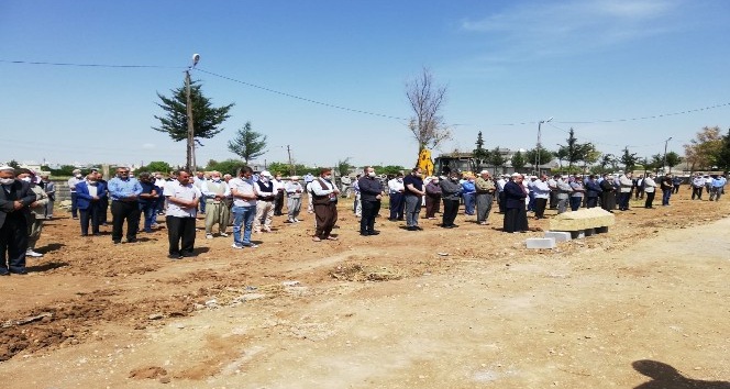 Kızıltepe’de sosyal mesafeli cenaze namazı