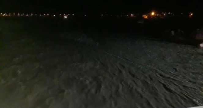 AFAD ekipleri botlarla Aras Nehri’nde kaybolan şahsı arıyor