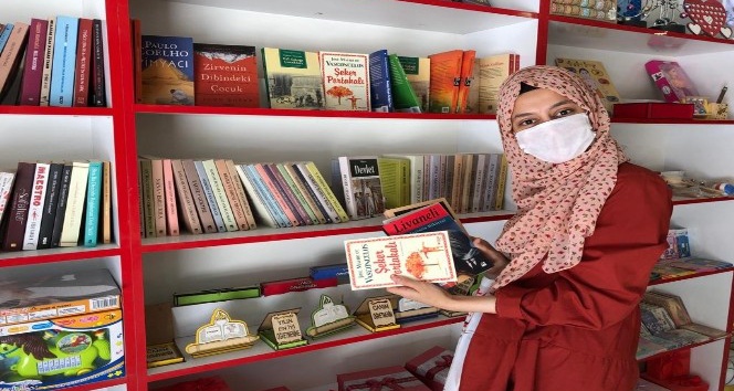 Kısıtlama 4 saatliğine kalktı, gençler kitap almaya koştu