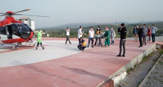 Üzerine çaydanlık devrilen minik çocuk helikopter ambulansla Ankara’ya sevk edildi