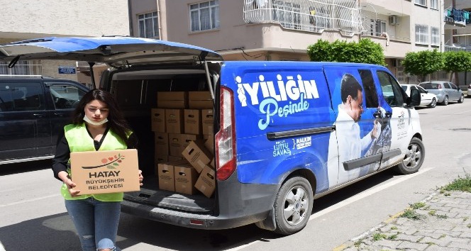 Hatay Büyükşehir Belediyesi İskenderun’da 45 mahalleye gıda kolisi dağıttı