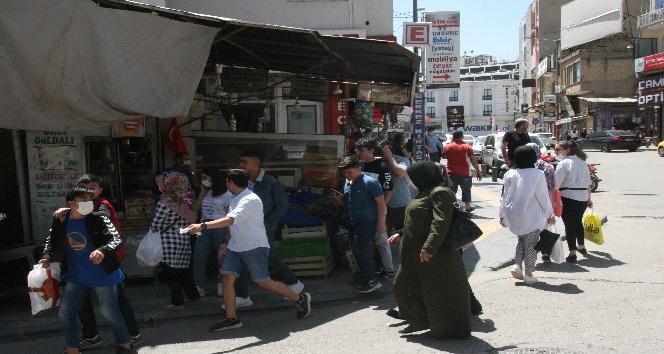 Gençler soluğu çarşıda aldı