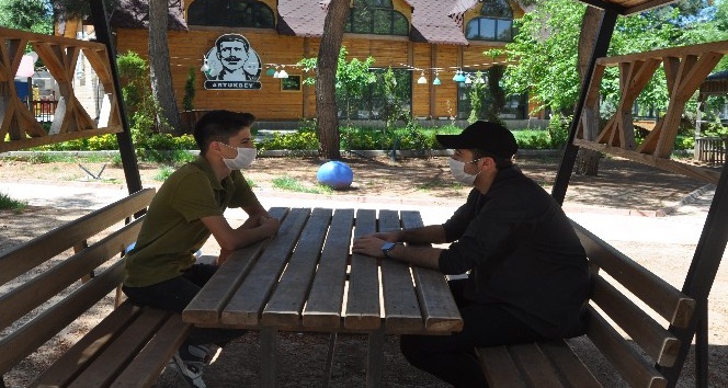 Kısıtlamanın kalkmasıyla gençler parklarda buluştu, Cumhurbaşkanına teşekkür etti