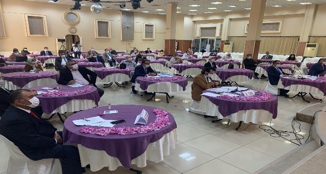Isparta Belediye Meclisinden gül kaplı masalarda olağanüstü toplantı
