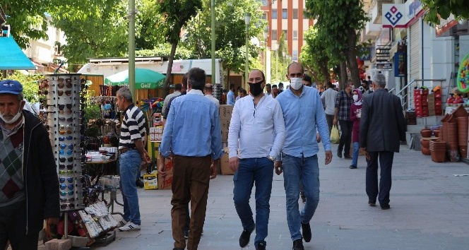 Siirt’te tedbirler kapsamında vatandaşlara maske takma zorunluluğu getirildi