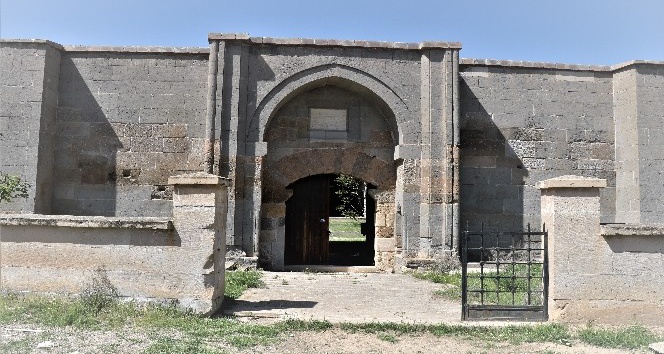 Kırşehir’de Kızılırmak nehri kenarında yok olan tarihi kervansaray restore bekliyor