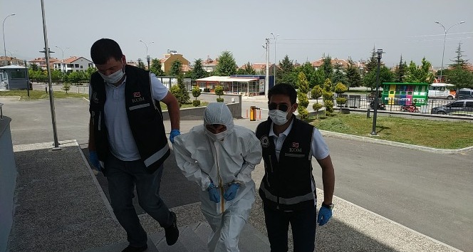 Karaman’da gözaltına alınan silah kaçakçısı adliyeye özel koruyucu kıyafetle getirildi