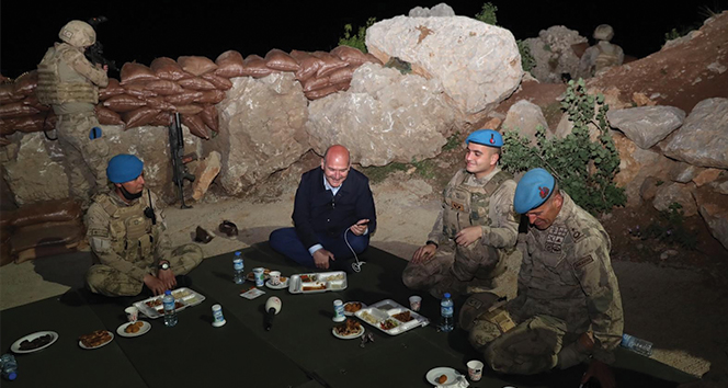 Bakan Soylu Namaz Dağı’nda askerlerle iftar açtı