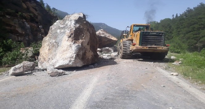 Dev kayaların düştüğü yol trafiğe açıldı